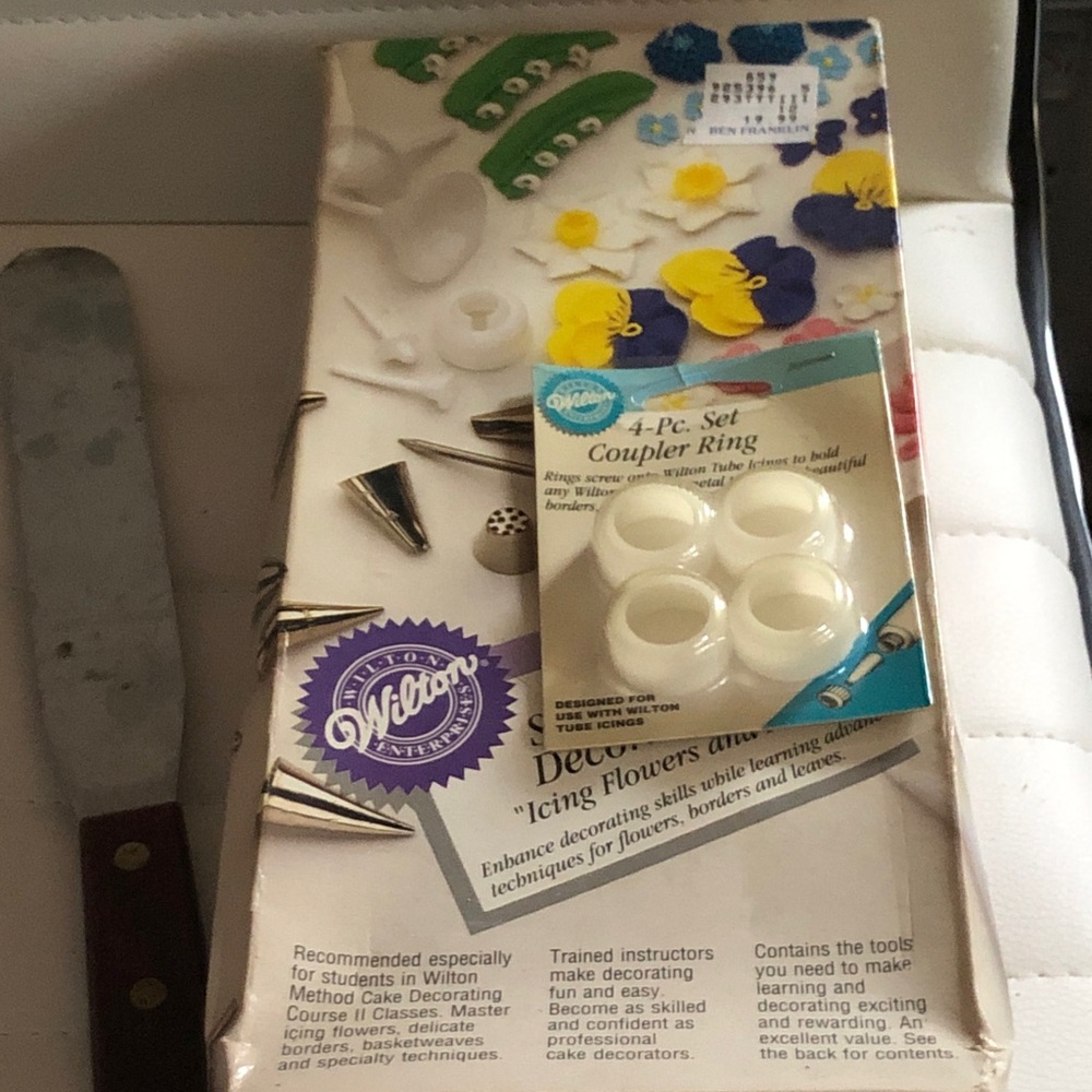 Wilton Cake Decorating Tip Set with White Coupler Rings and Purple Accents